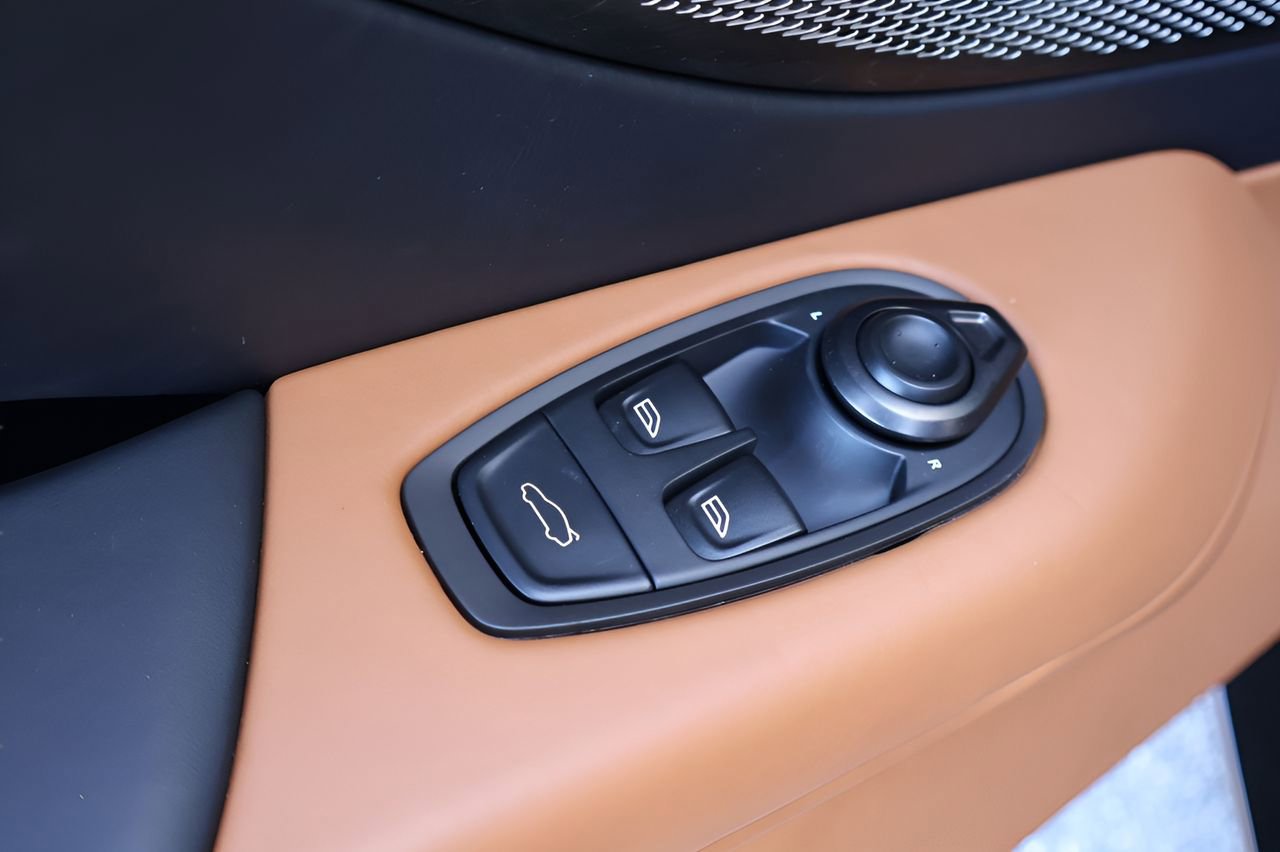 Used 2025 Aston Martin V8 Vantage Coupe RWD image 9