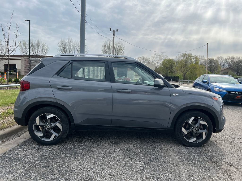 Used 2020 Hyundai Venue SEL w/ Convenience + Premium Package image 2