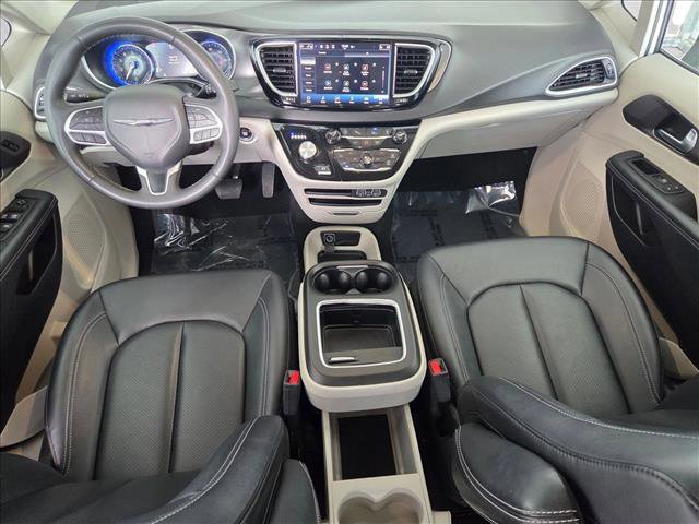 Used 2024 Chrysler Pacifica Touring-L image 16