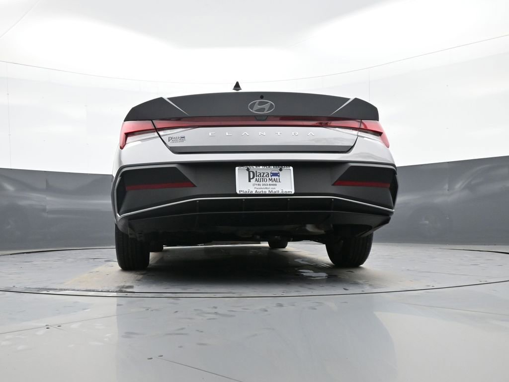 Certified 2025 Hyundai Elantra SE image 30