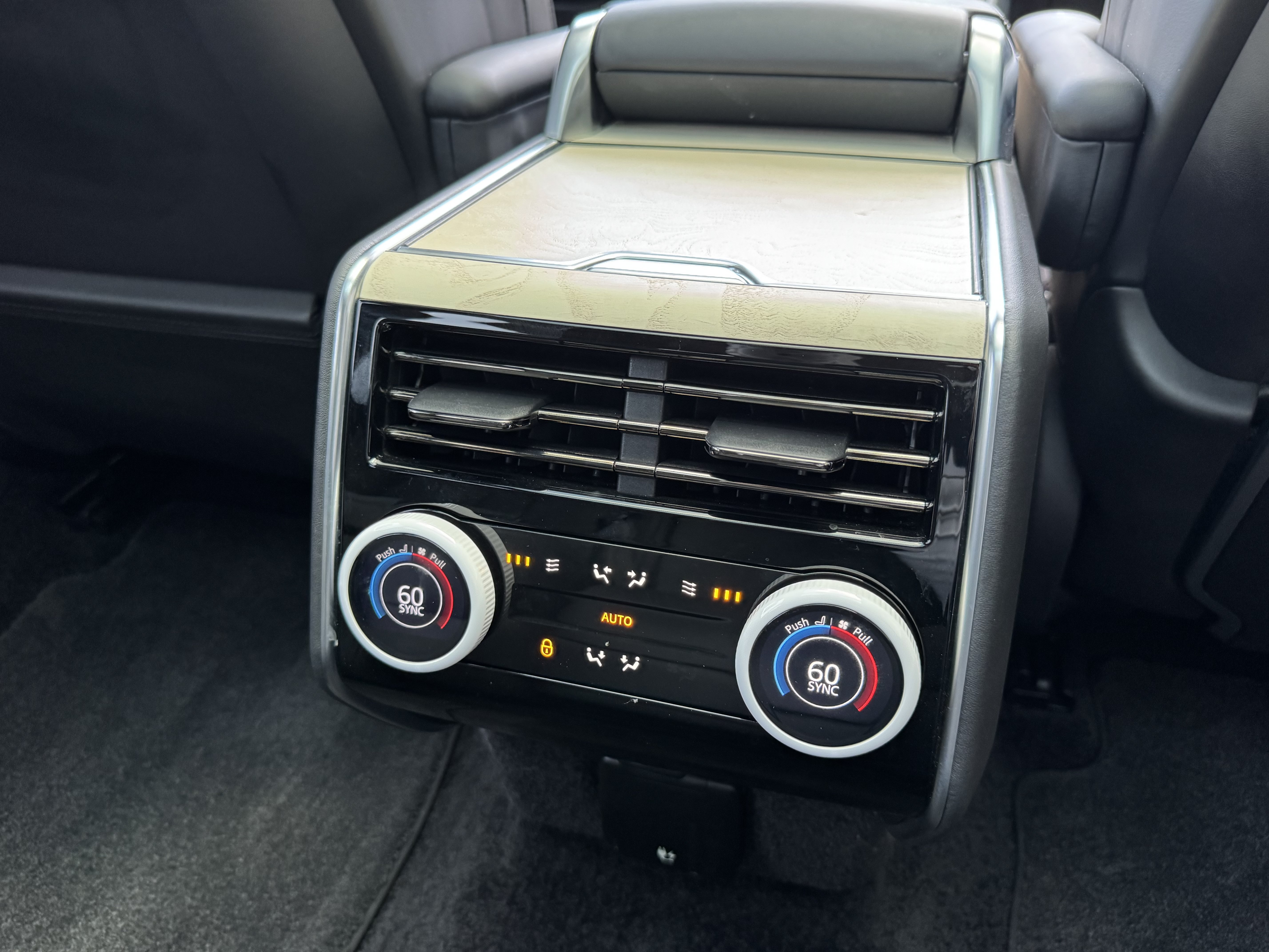 Certified 2025 Land Rover Range Rover SV AWD/4WD image 32