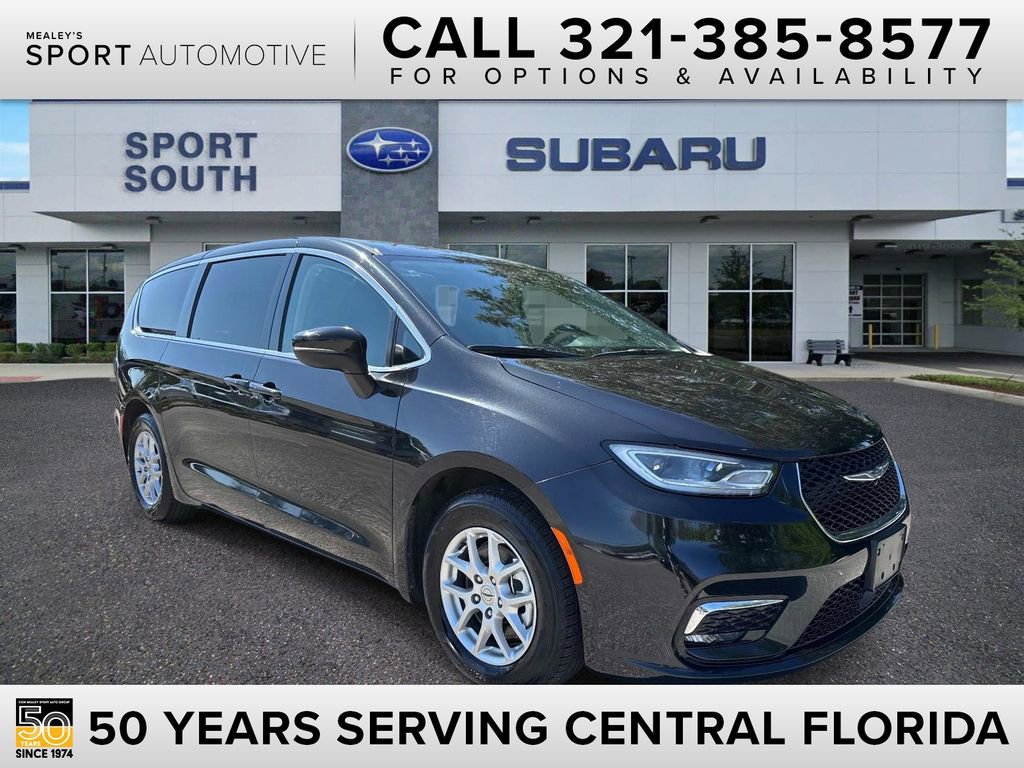 Used 2023 Chrysler Pacifica Touring-L FWD image 1