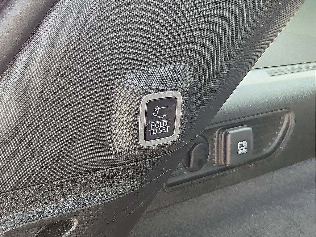 Used 2023 Jeep Grand Cherokee Trailhawk w/ Advanced Protech Group II AWD/4WD image 17