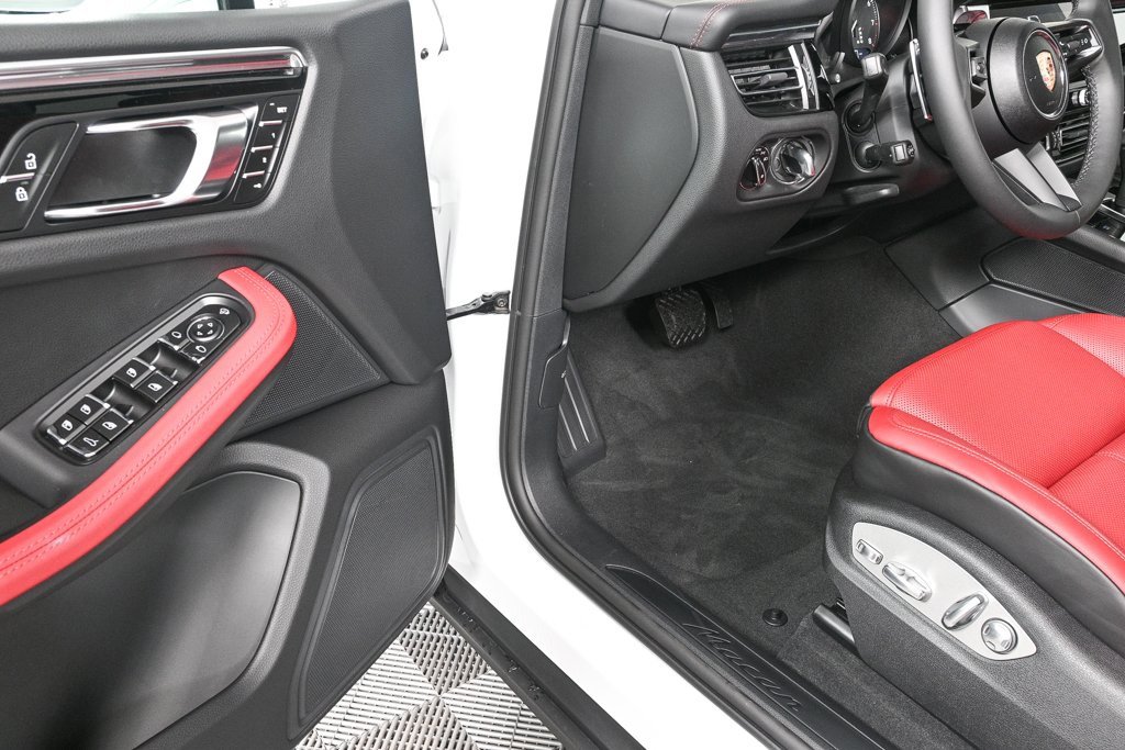 Certified 2025 Porsche Macan image 7