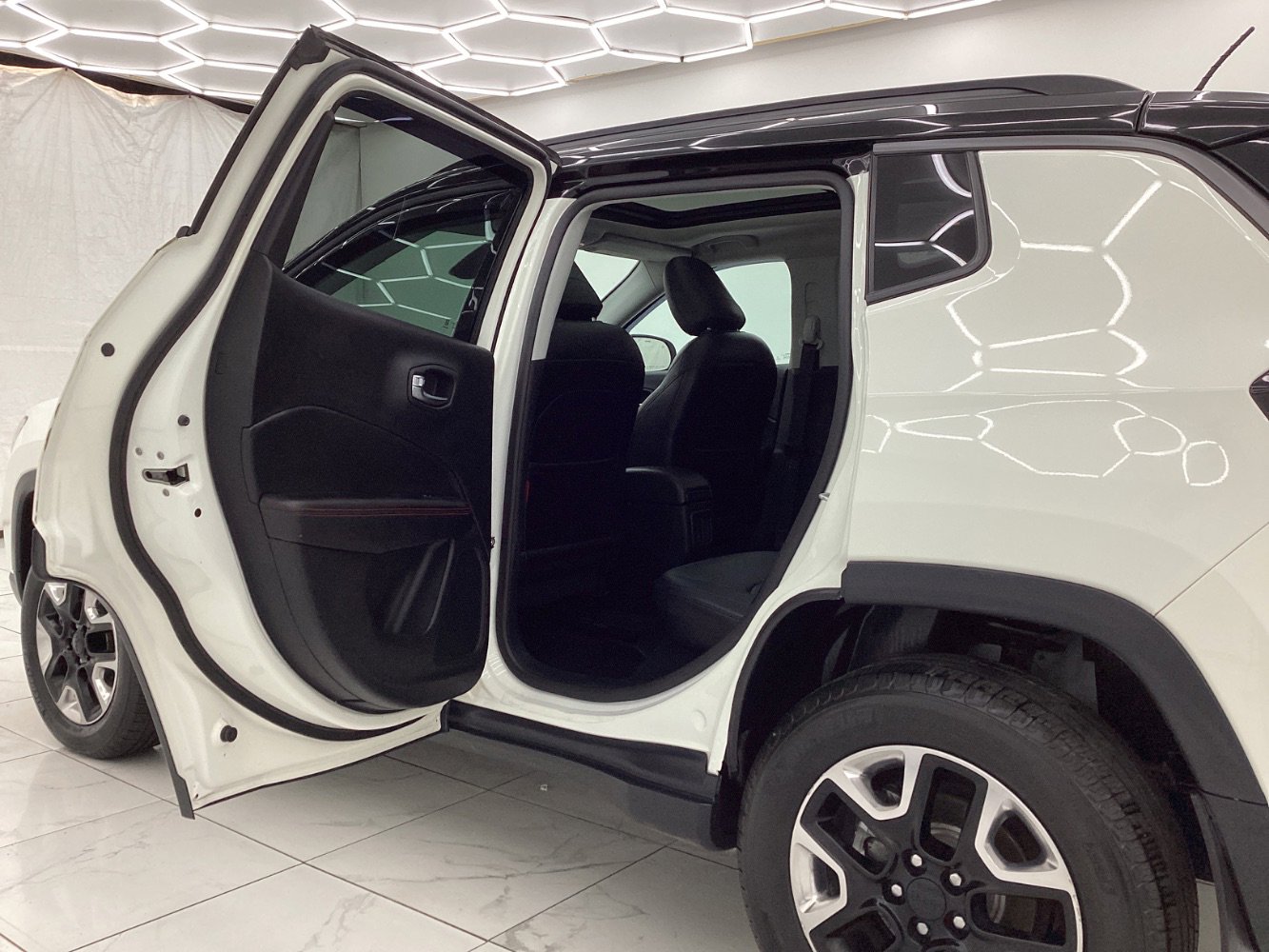 Used 2017 Jeep Compass Trailhawk w/ Leather Interior Group AWD/4WD image 22