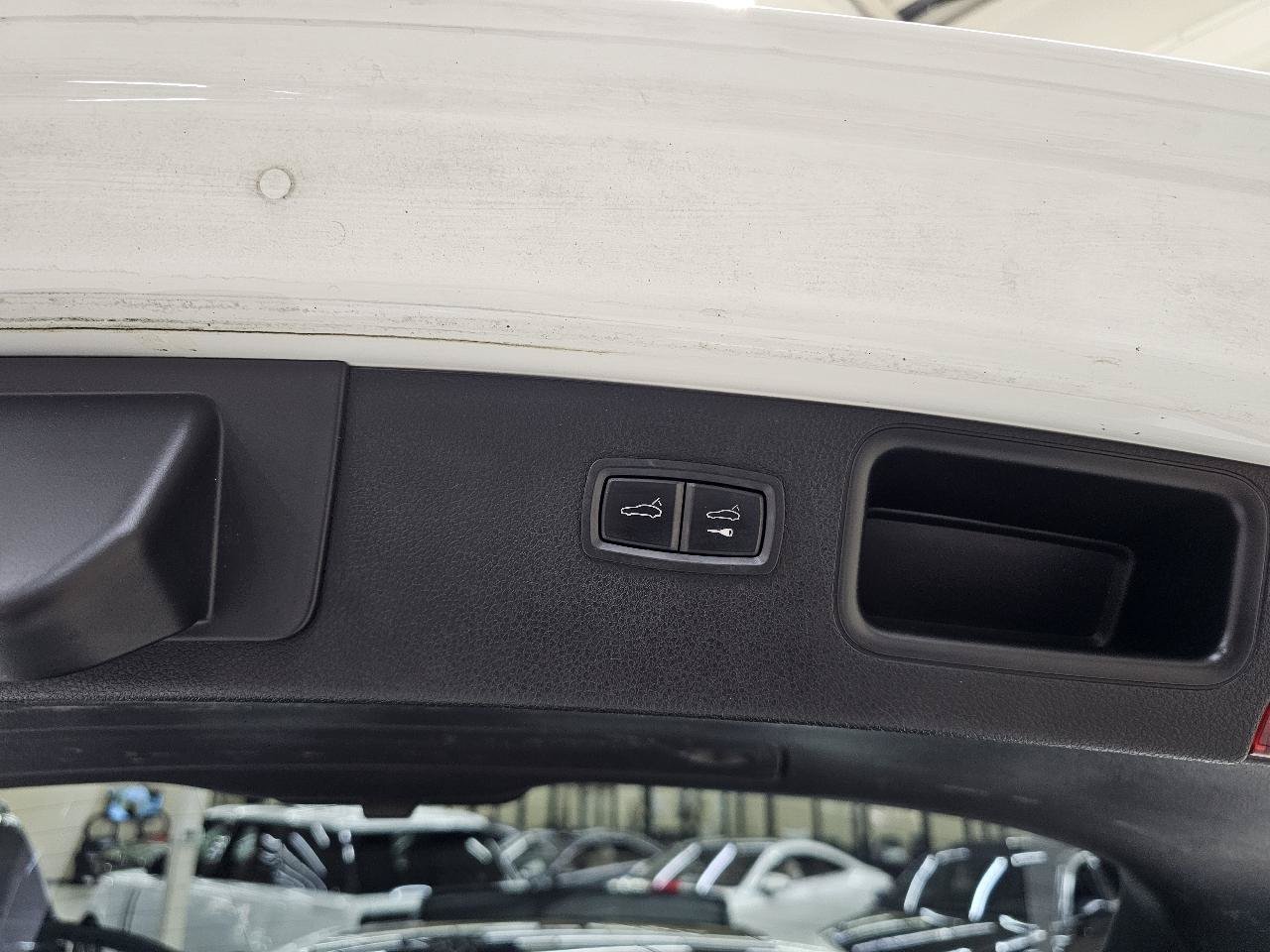 Used 2017 Porsche Macan Turbo AWD/4WD image 15