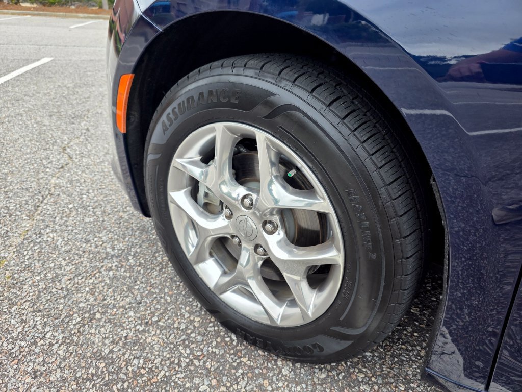 Used 2017 Chrysler Pacifica Limited FWD image 31