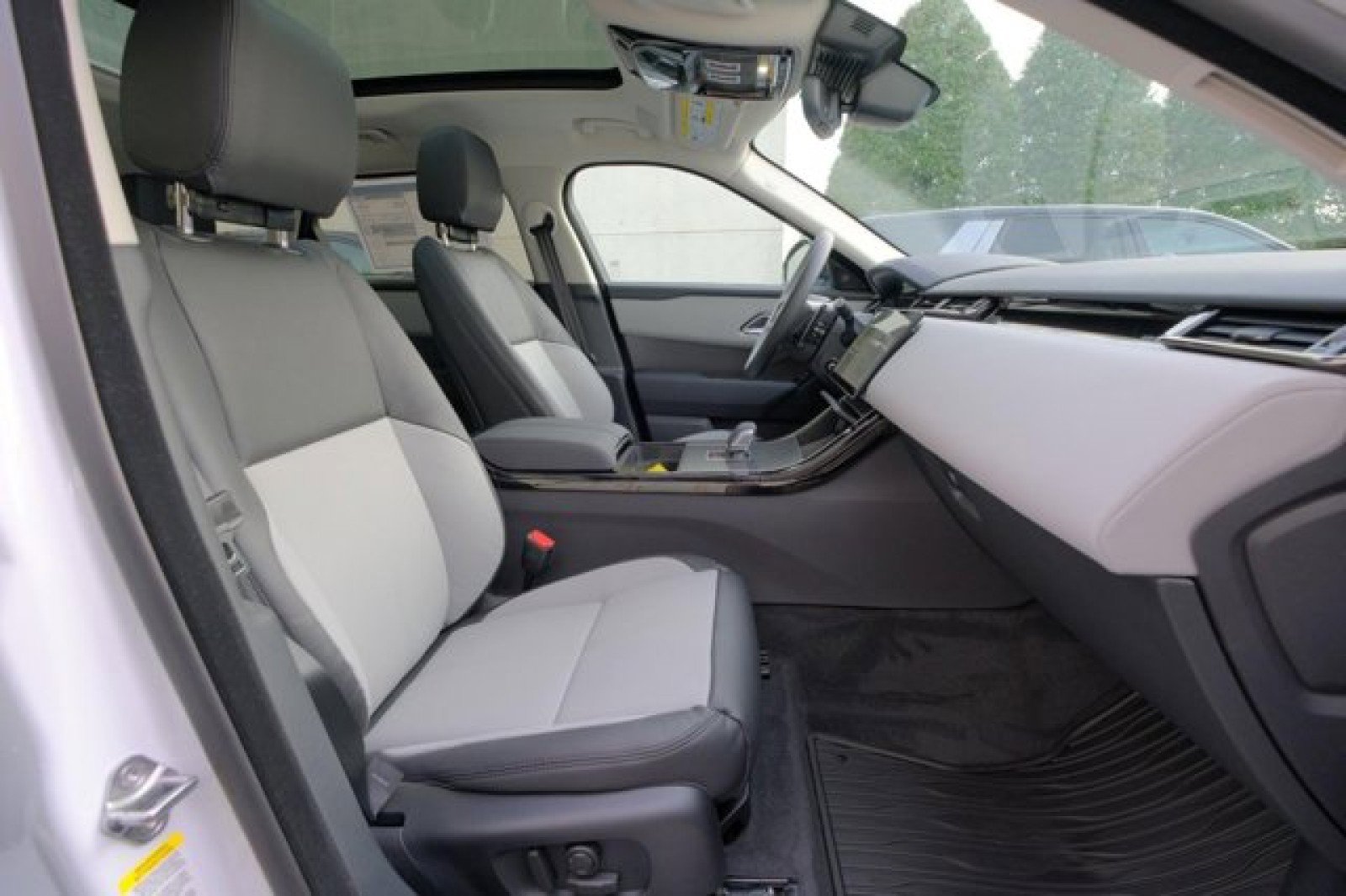 New 2025 Land Rover Range Rover Velar Dynamic SE image 19