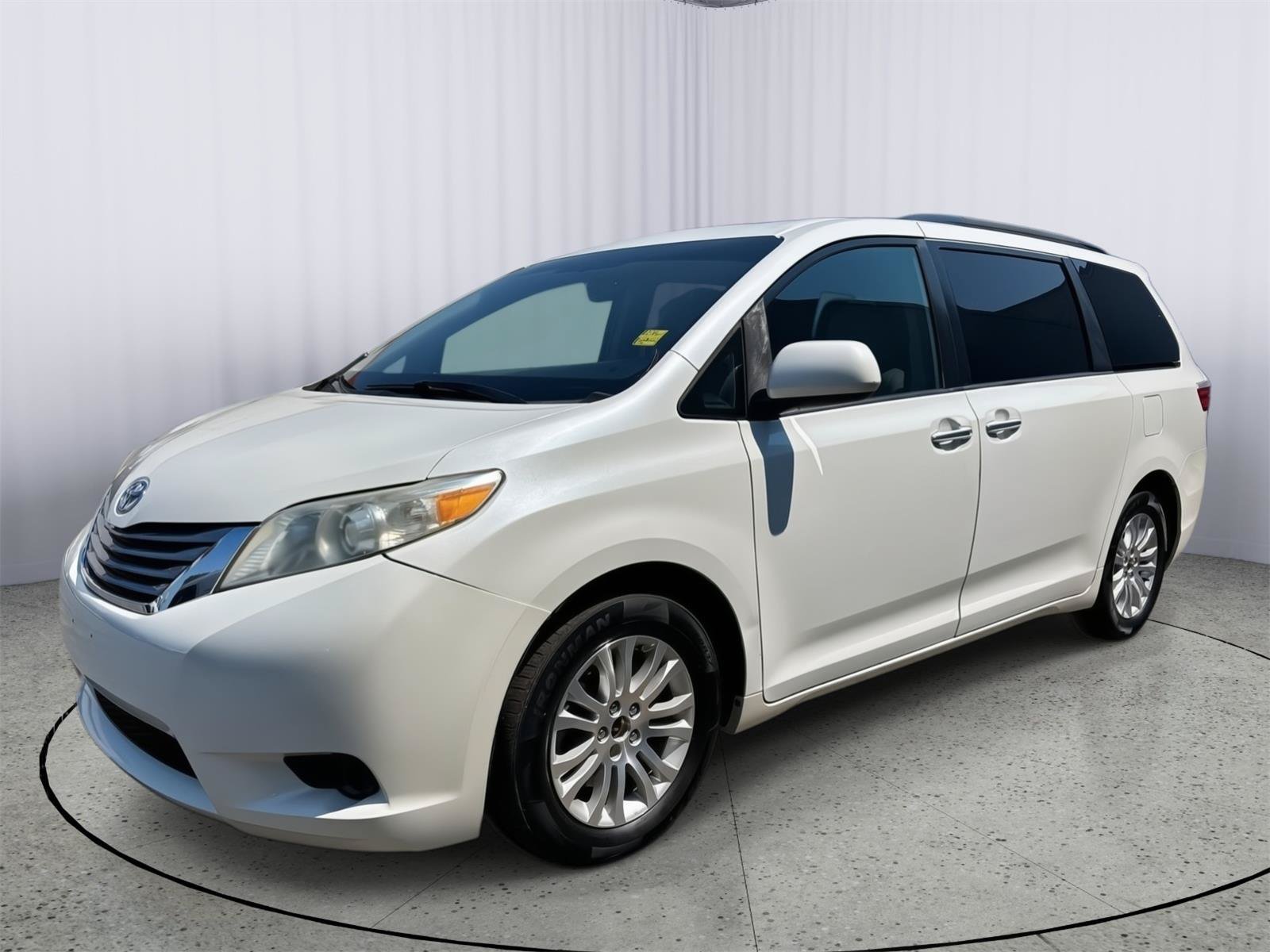 Used 2017 Toyota Sienna XLE w/ XLE Navigation Package FWD image 12