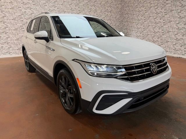 Used 2024 Volkswagen Tiguan SE w/ Panoramic Sunroof Package FWD image 7