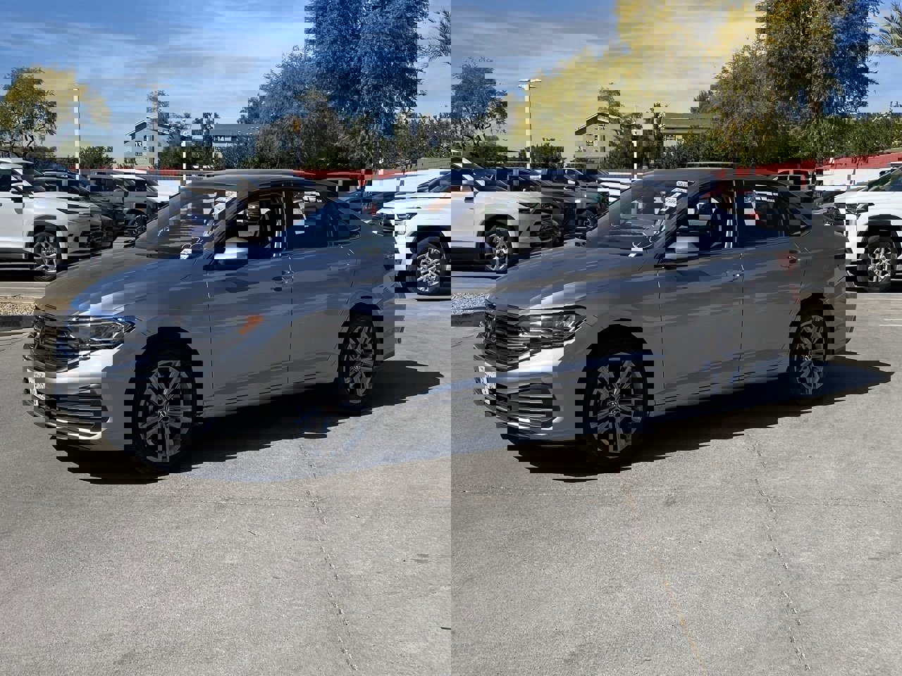 Used 2024 Volkswagen Jetta SE image 3