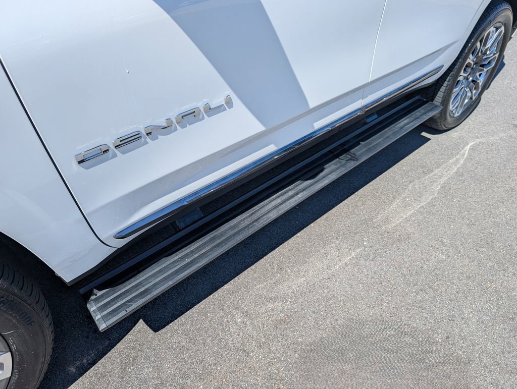 Used 2023 GMC Yukon Denali Ultimate AWD/4WD image 12