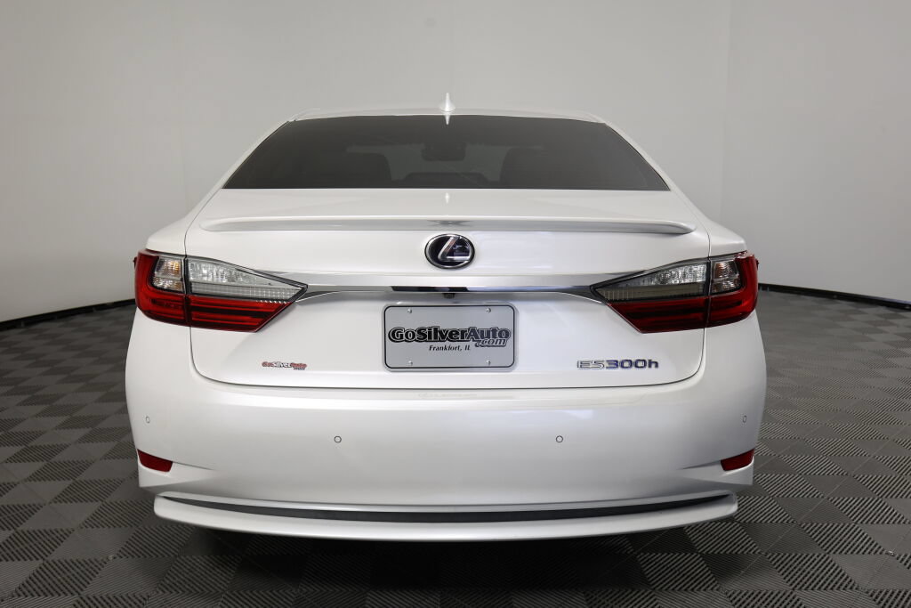 Used 2016 Lexus ES 300h w/ Luxury Package w/Wood Trim FWD image 3