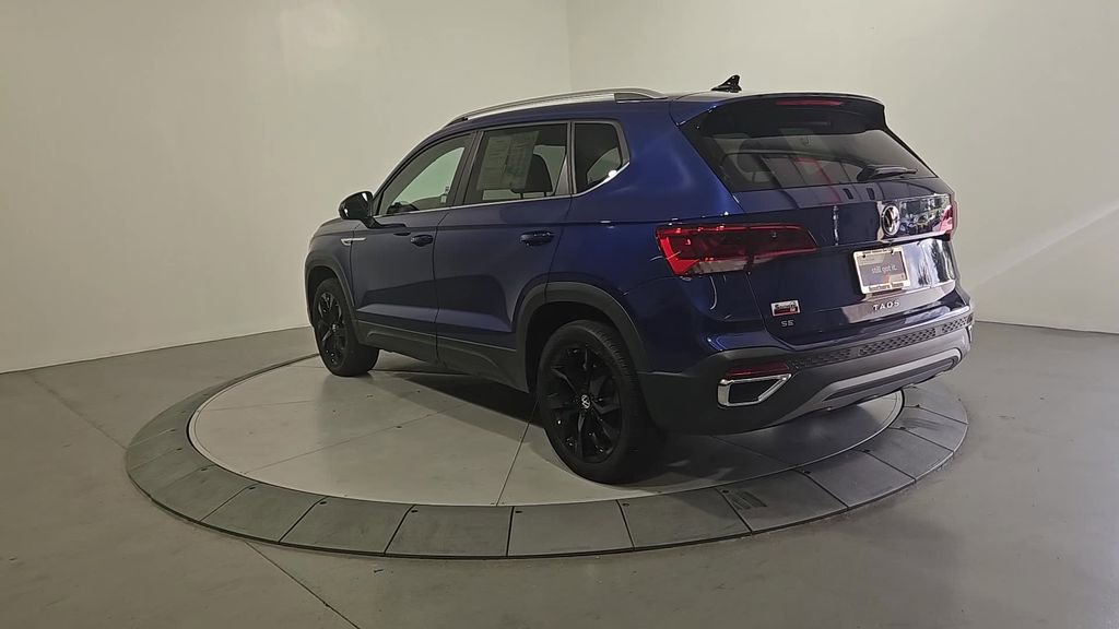 Certified 2024 Volkswagen Taos SE w/ Black Wheel Package image 3
