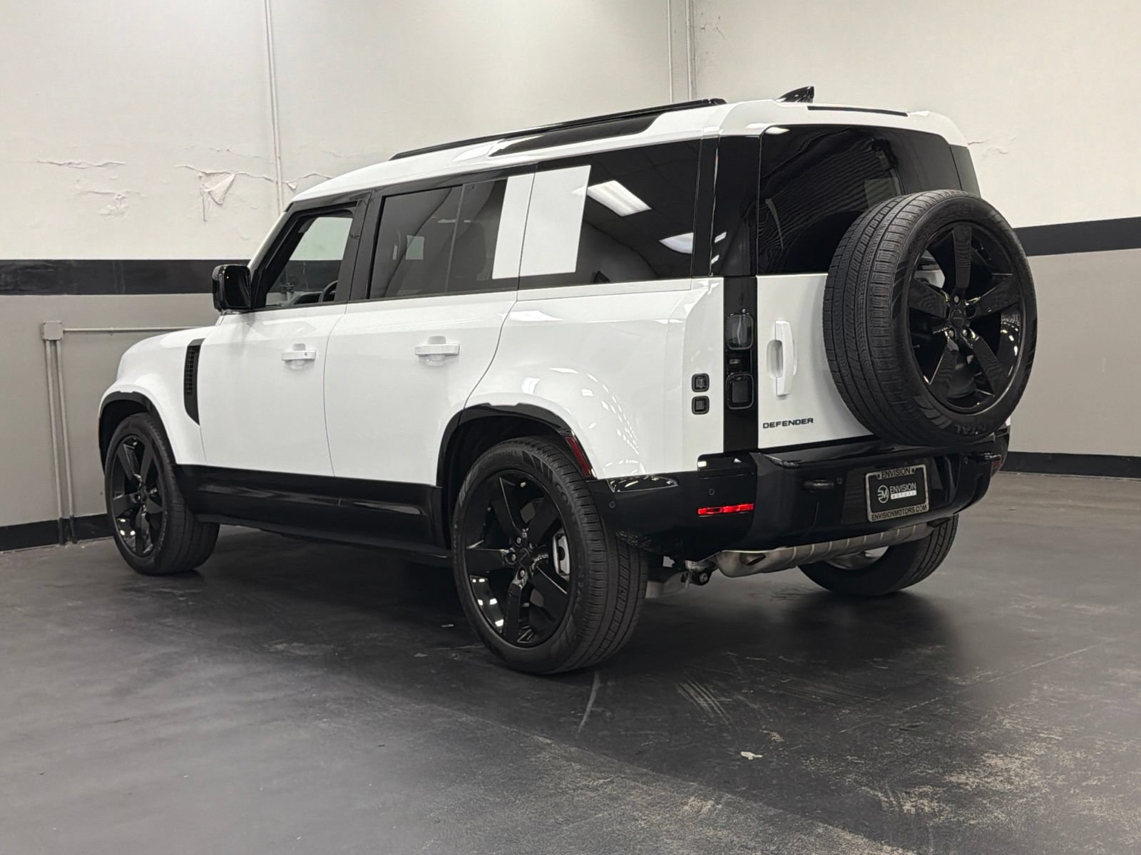 Used 2026 Land Rover Defender 110 X-Dynamic SE AWD/4WD image 9