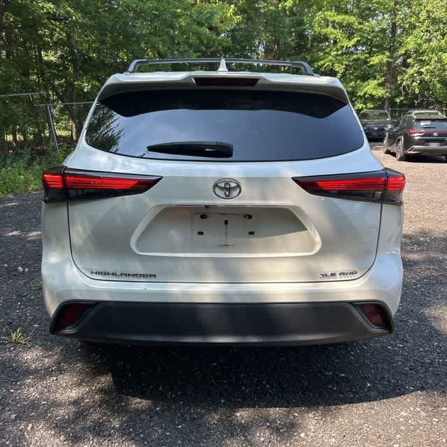 Used 2021 Toyota Highlander XLE AWD/4WD image 2