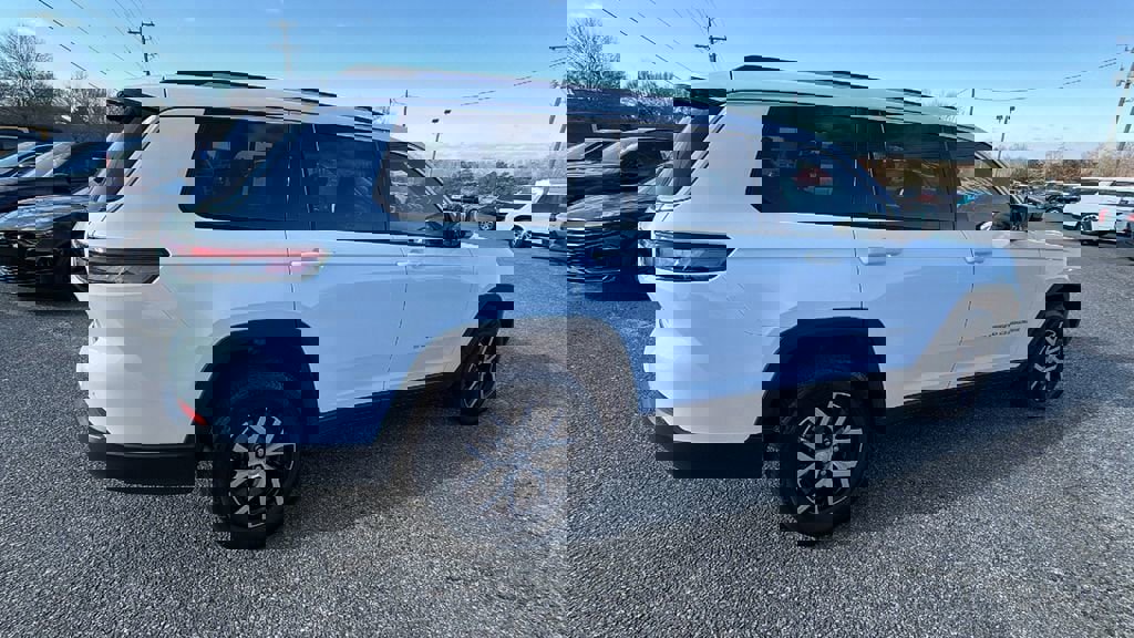 Used 2023 Jeep Grand Cherokee L Limited w/ Luxury Tech Group II image 5