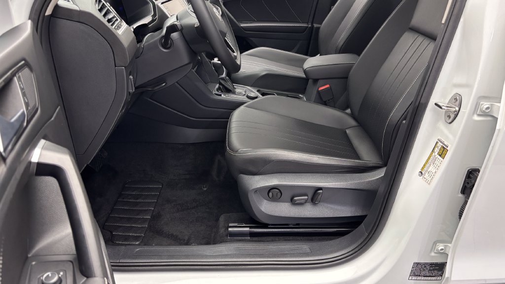 Used 2024 Volkswagen Tiguan SE w/ Panoramic Sunroof Package AWD/4WD image 12