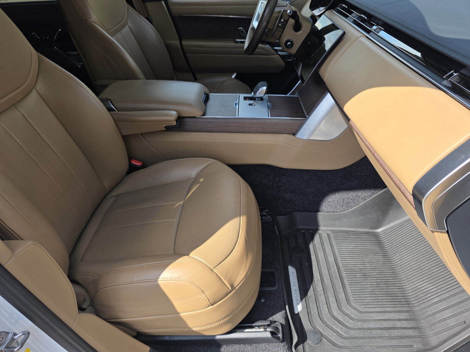 Used 2024 Land Rover Range Rover Long Wheelbase SE image 3