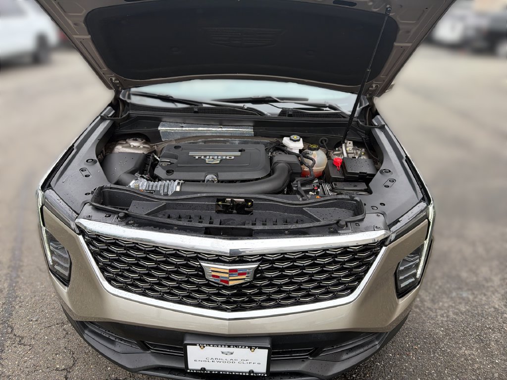 Certified 2024 Cadillac XT4 Luxury w/ Cold Weather Package FWD image 17