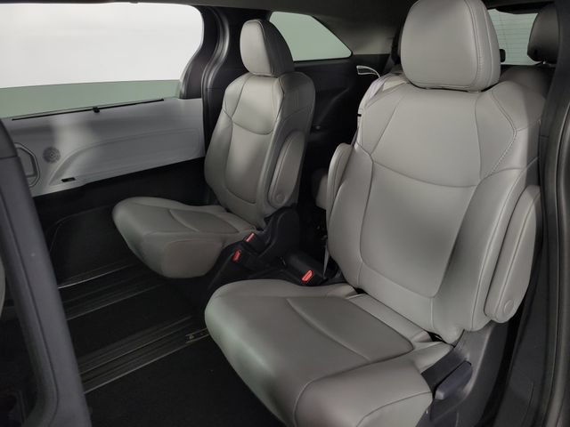 Used 2025 Toyota Sienna XLE FWD image 18