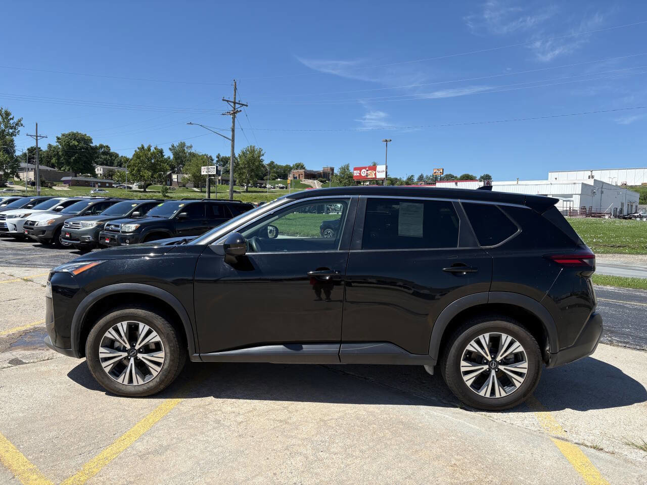 Used 2022 Nissan Rogue SV image 3
