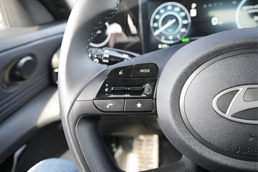 Used 2025 Hyundai Elantra SEL FWD image 26