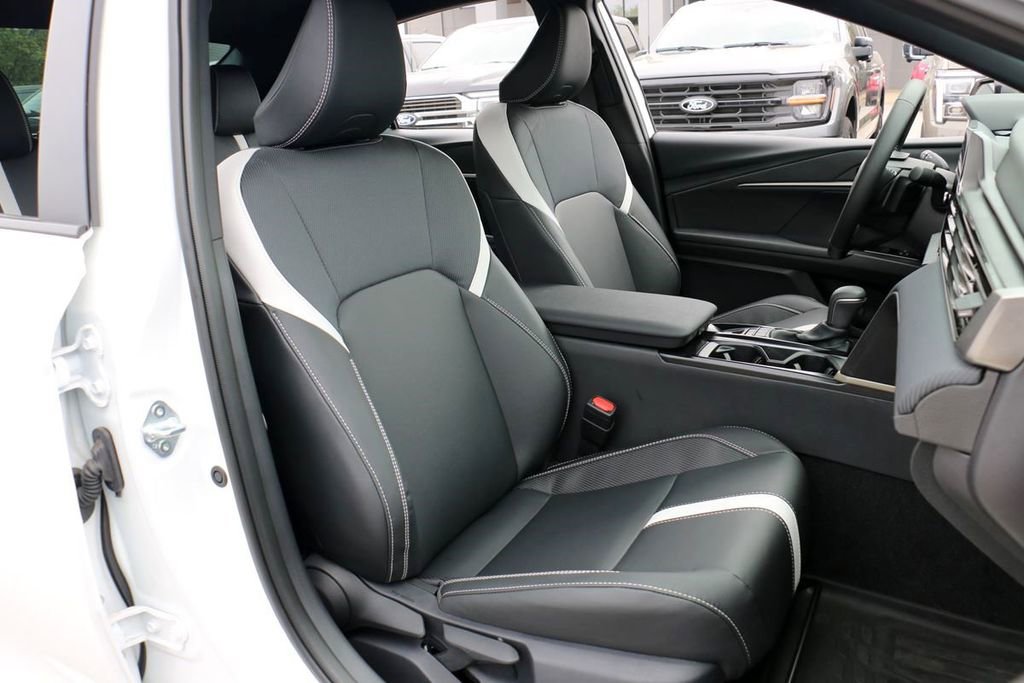 Used 2026 Toyota Camry Hybrid w/ Convenience Package FWD image 31
