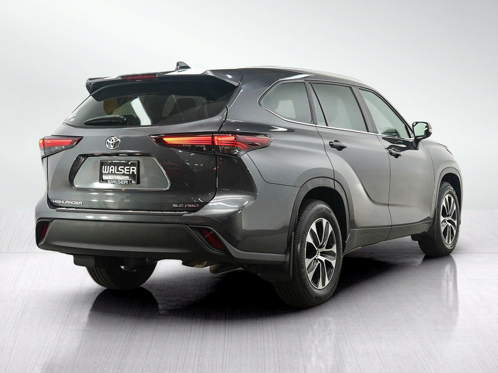 Used 2025 Toyota Highlander XLE AWD/4WD image 5