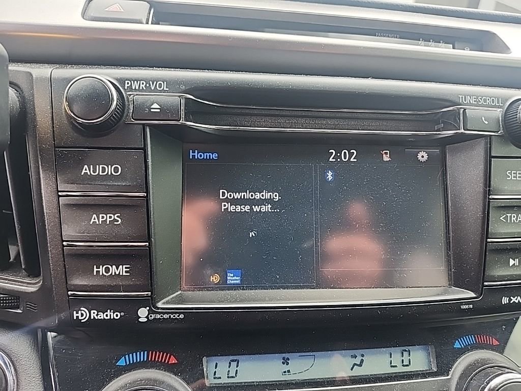 Used 2018 Toyota RAV4 XLE FWD image 3