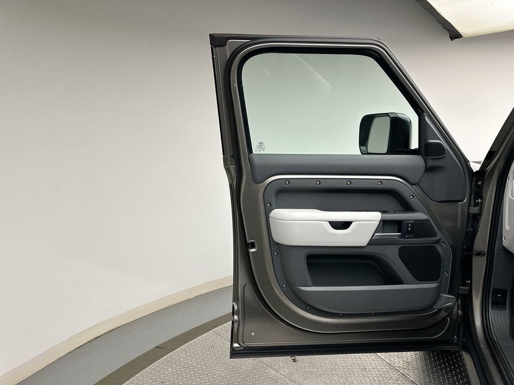 Used 2025 Land Rover Defender 110 S image 21