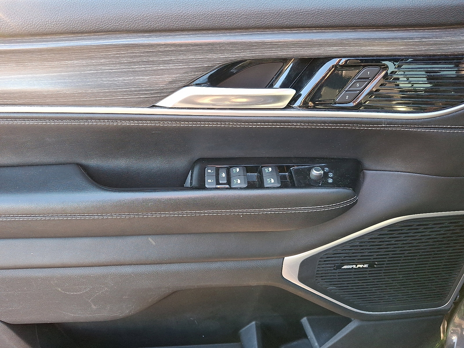 Used 2023 Jeep Wagoneer L Series II image 13