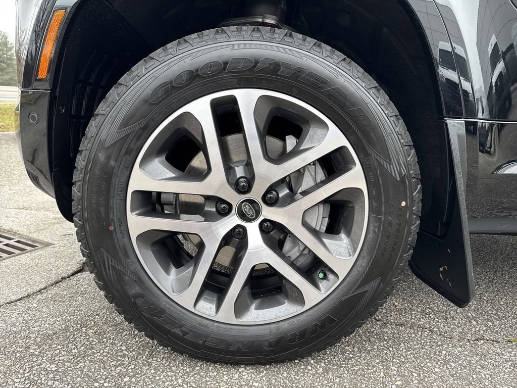 New 2025 Land Rover Defender 110 X-Dynamic SE image 8