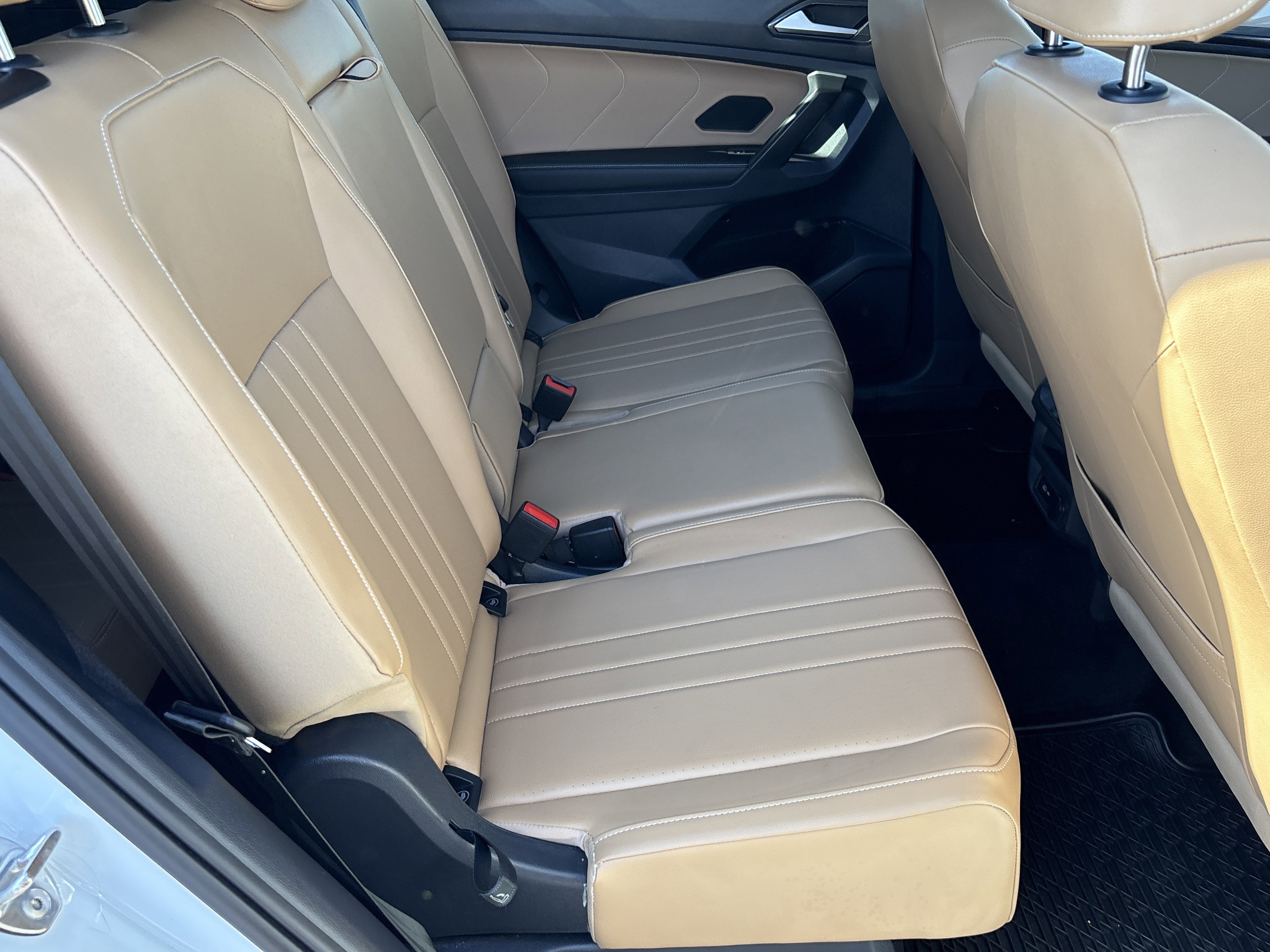 Used 2023 Volkswagen Tiguan SE w/ Panoramic Sunroof Package image 12