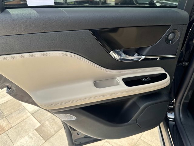 New 2025 Lincoln Corsair Reserve w/ Equipment Group 202A image 13