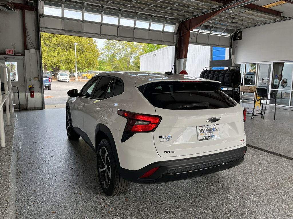 Used 2024 Chevrolet Trax RS w/ Sunroof Package FWD image 6