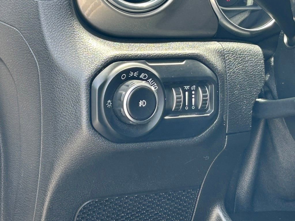 Used 2019 Jeep Wrangler Unlimited Sahara AWD/4WD image 31