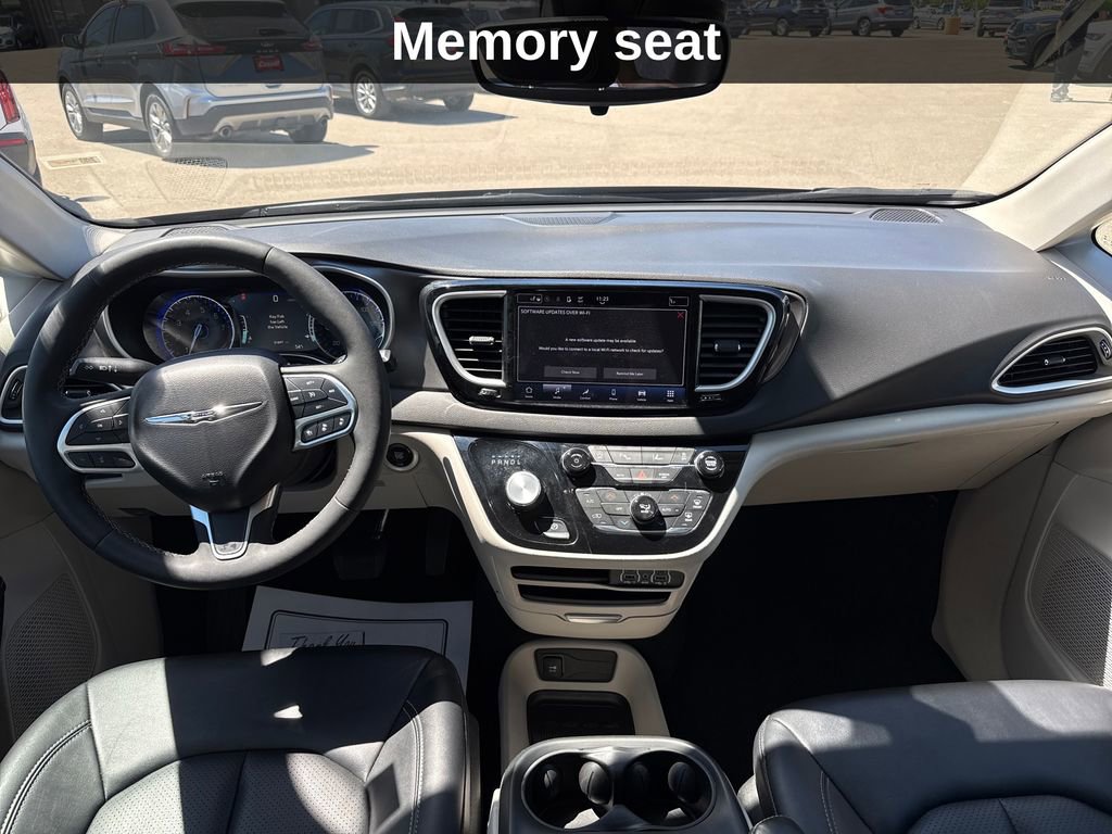 Used 2024 Chrysler Pacifica Touring-L FWD image 19