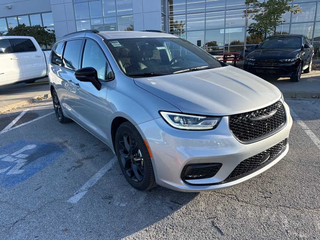 New 2026 Chrysler Pacifica Select FWD image 7