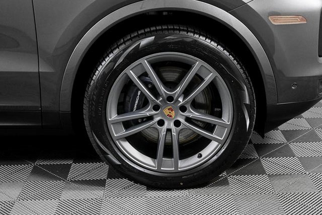 Used 2025 Porsche Cayenne image 37