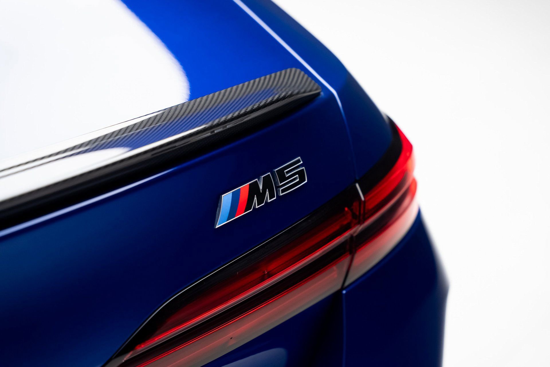 Used 2025 BMW M5 w/ Carbon Package image 32