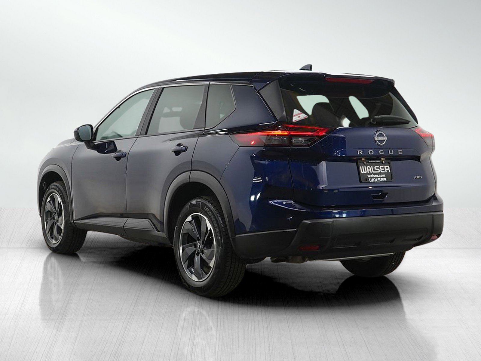 Used 2025 Nissan Rogue SV image 3