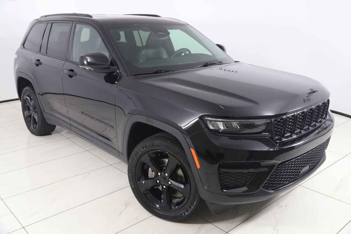 Used 2024 Jeep Grand Cherokee Altitude AWD/4WD image 17