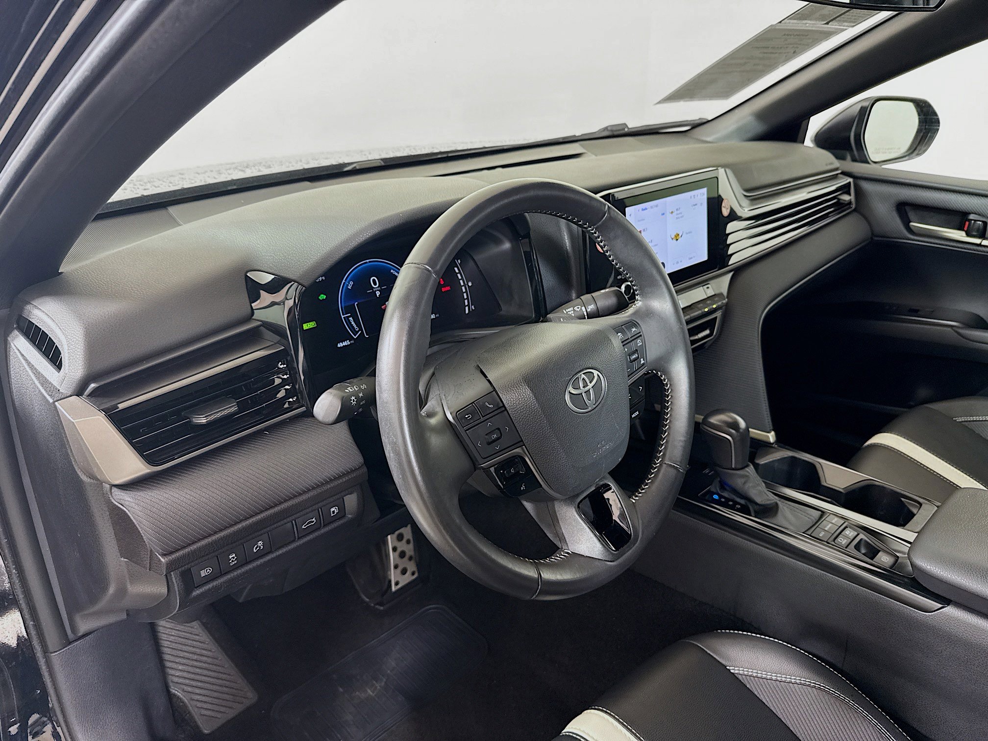 Used 2025 Toyota Camry SE image 9