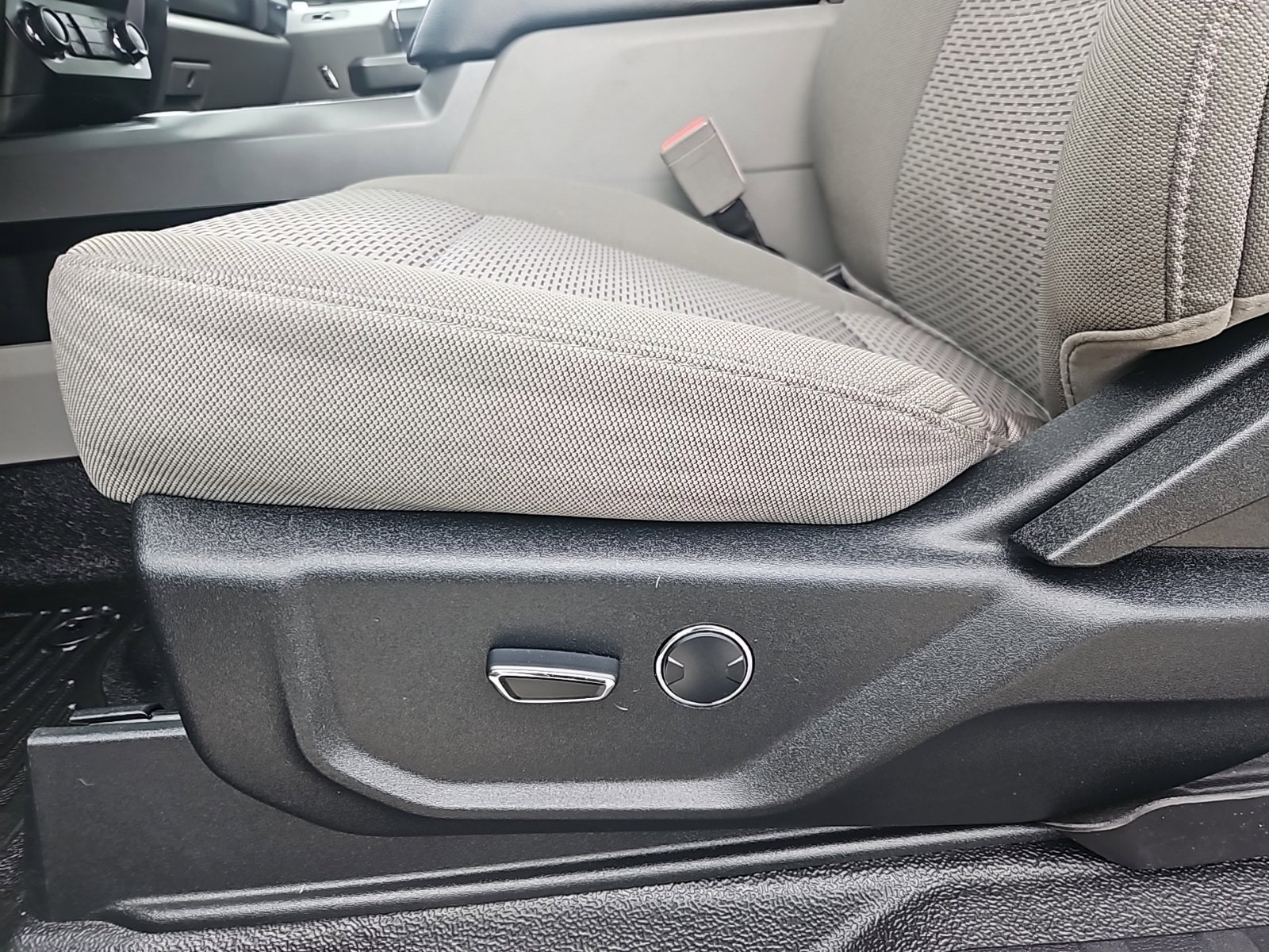 Used 2018 Ford F350 XLT w/ XLT Premium Package image 16