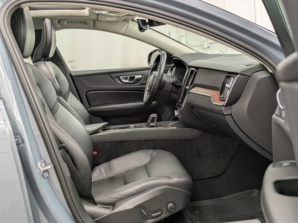 Used 2022 Volvo S60 B5 Momentum w/ Premium Package image 17
