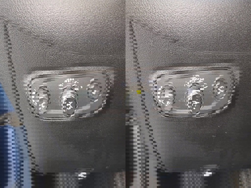 Used 2020 Chevrolet Equinox LT w/ Driver Convenience Package image 18