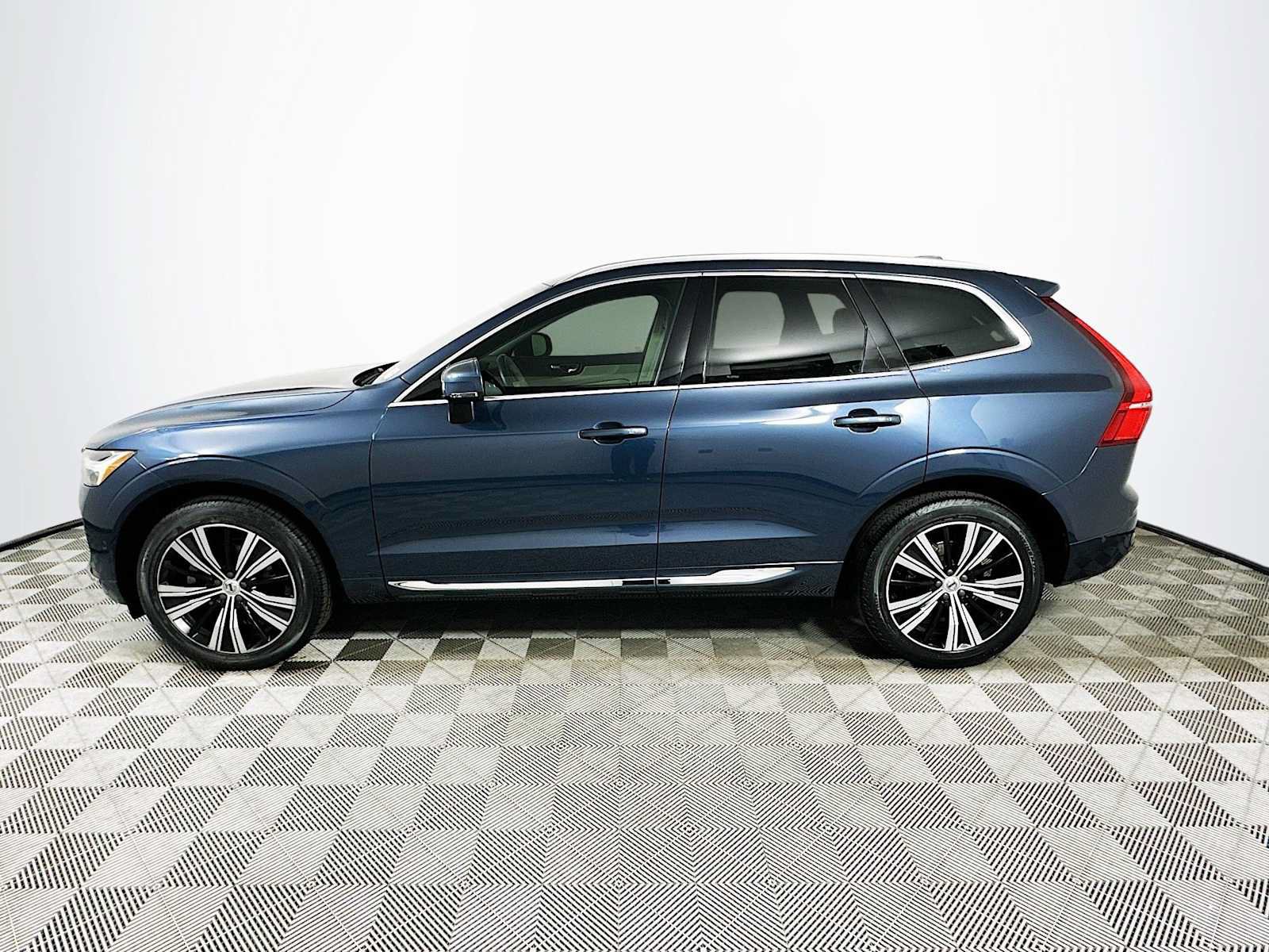 Used 2023 Volvo XC60 B5 Plus w/ Protection Package Premier FWD image 4