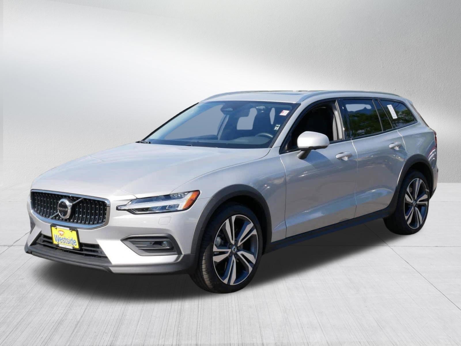 Used 2025 Volvo V60 B5 Cross Country Plus AWD/4WD image 3