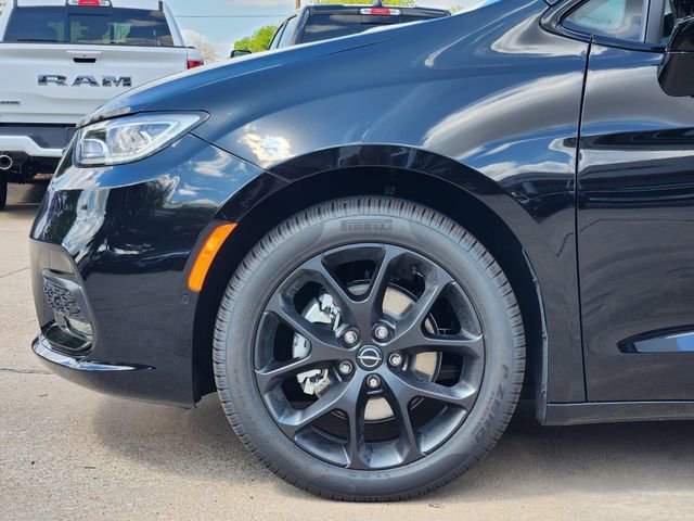 New 2026 Chrysler Pacifica Limited FWD image 6